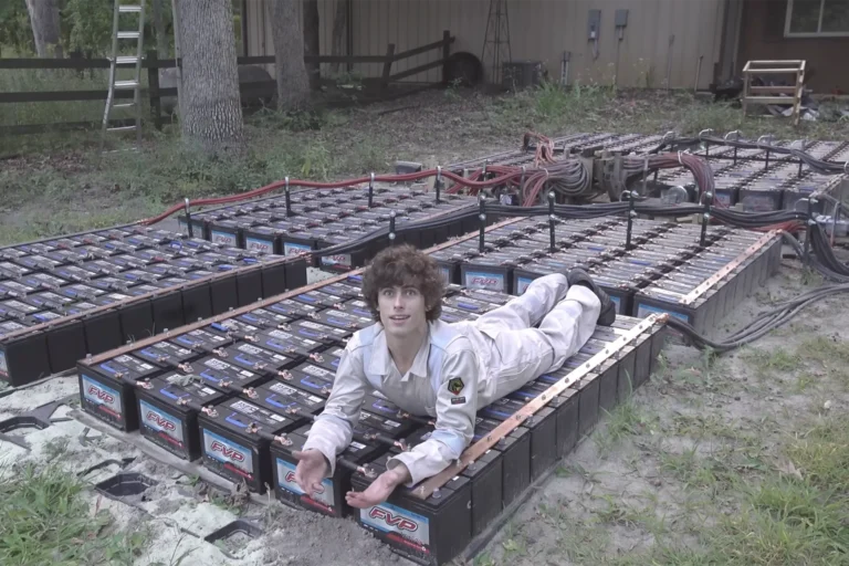 400 Batteries – The Weird Side of the Internet